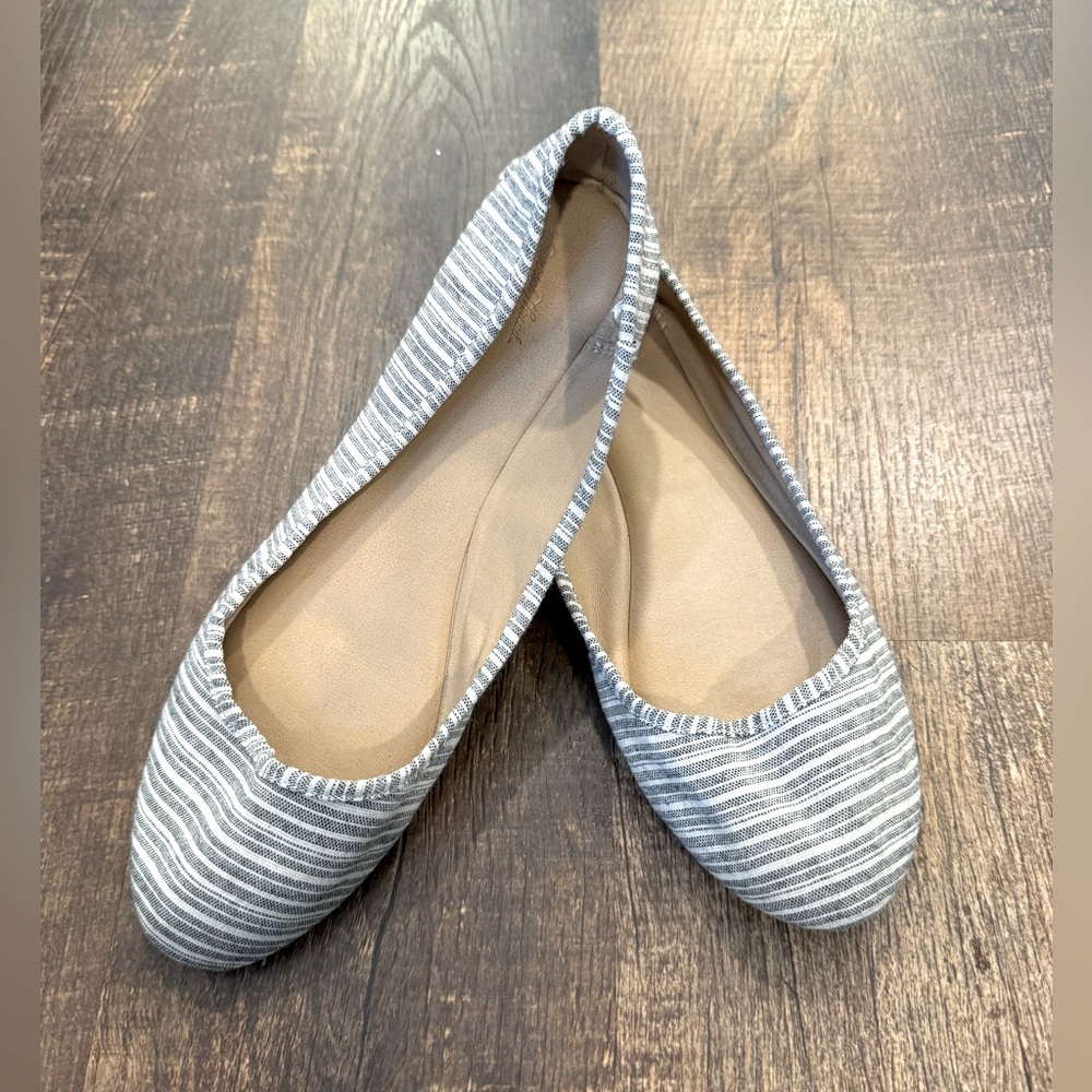 Universal thread striped flats